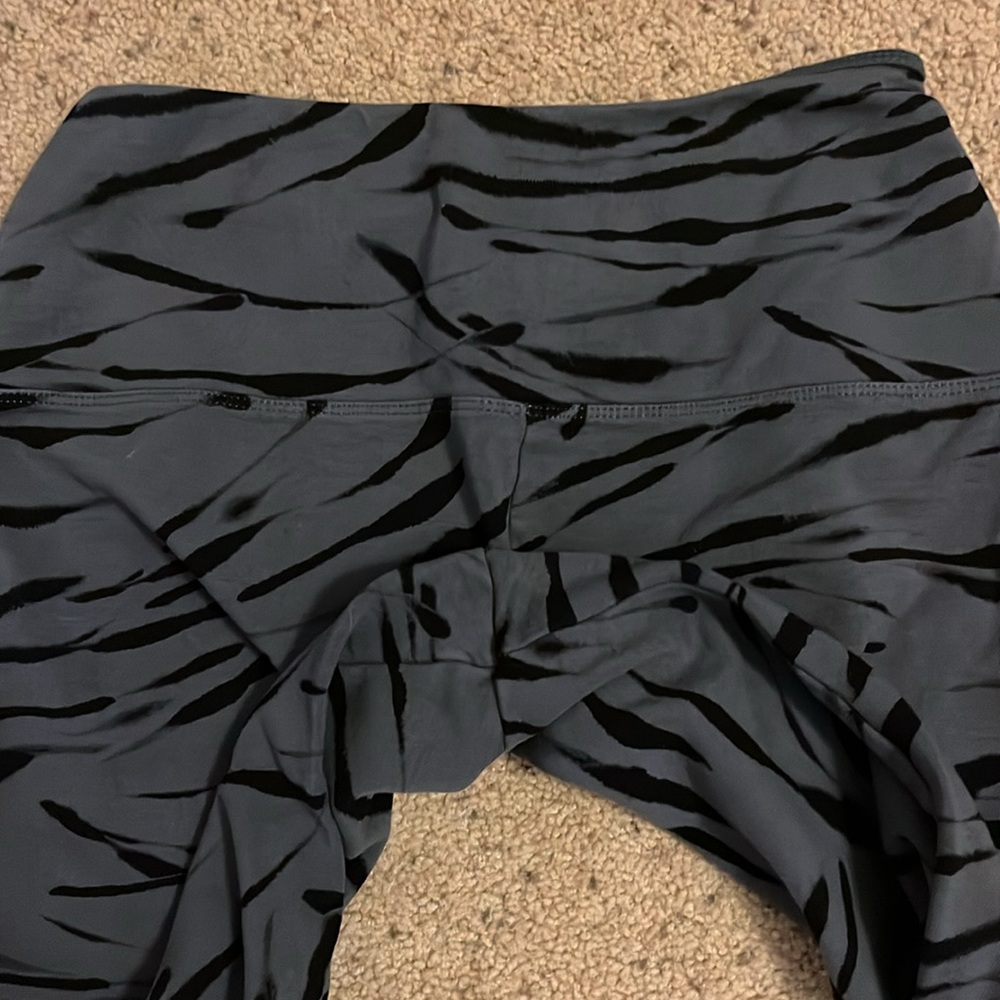 RACHEL ZOE Leggings Gray Black print! Size M NWOT - Picture 6 of 8